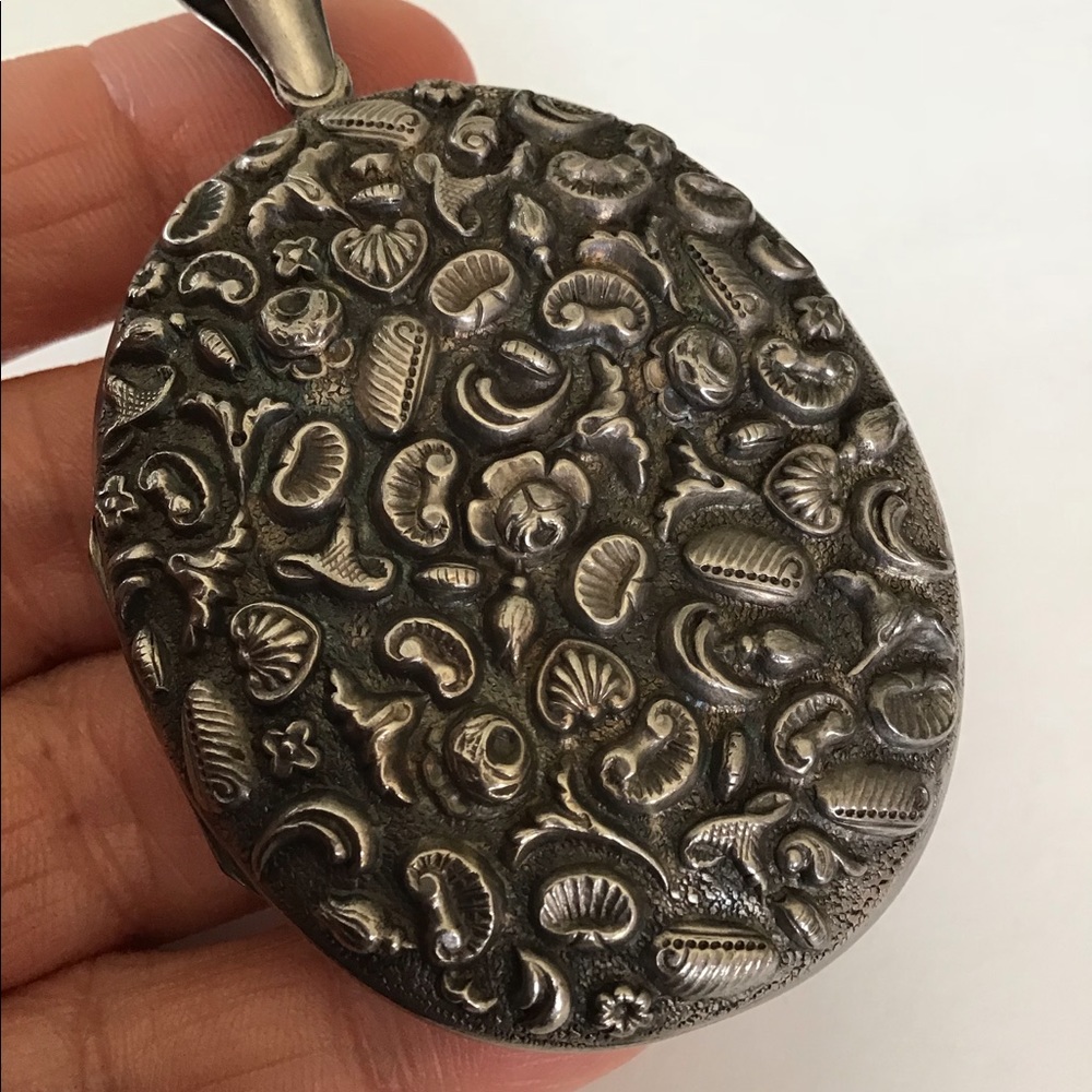 Huge Sterling Antique Sea Shells Repousse Locket - Picture 3 of 9